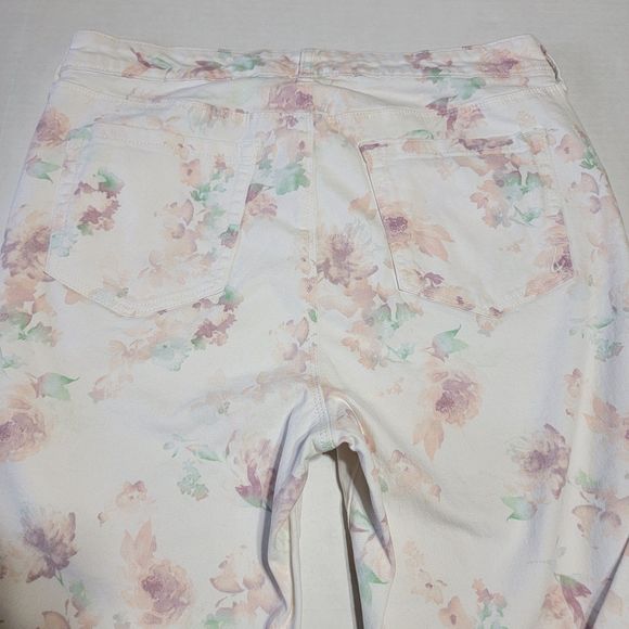 Style & Co White Denim Jeans w/ Flowers Curvy Skinny Leg - Size 8 - Picture 3 of 6